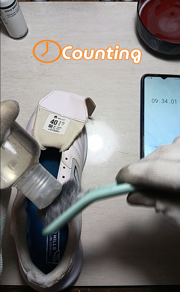 Water Leass with Bezoes Sneaker cleaner